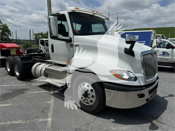 2019 INTERNATIONAL LT - image 2 of 6