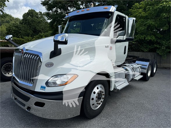 2019 INTERNATIONAL LT - image 1 of 6