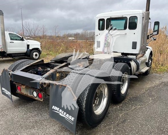 2015 PETERBILT 579 - image 4 of 6